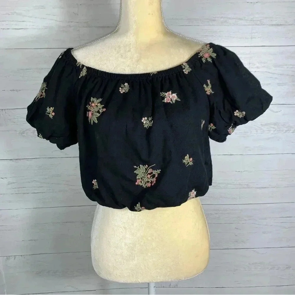 AMERICAN EAGLE Black Floral Embroider Off Shoulders Crop Top Size medium G